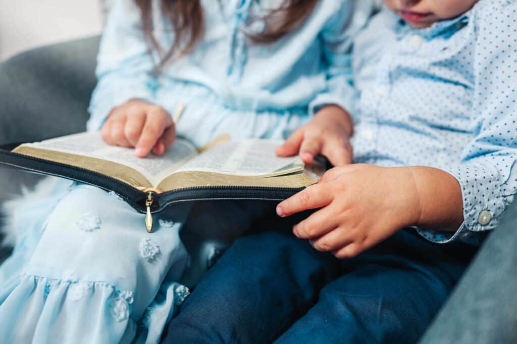 dzieci czytają biblię