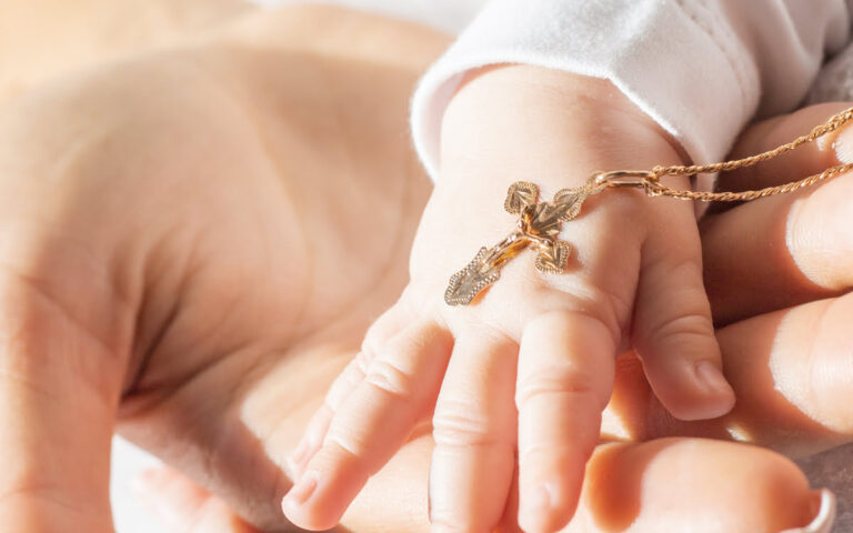 Medalik na chrzest – jaką biżuterię podarować dziecku?